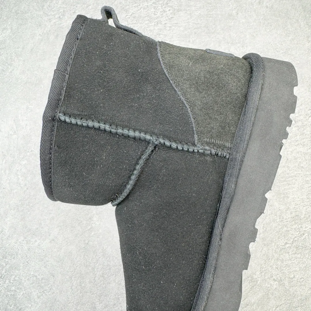 Pick up locally💰520 UGG 6222 Classic short-cut autumn and winter sheepskin and fur integrated snow boots. All shoes are made from the same factory as ZP. Longfeng A-grade Australian imported sheepskin and fur integrated men's and women's boots. Brand OEM production line. Fully follow the ZP process. OEM original pattern maker. Adhering to the principle of no original shoes and no development selection. Pay attention to every detail. The most authentic version on the market. TREADLITE "Light Wing" technology outsole. Lightweight/durable/flexible/pile size: 35 36 37 38 39 40 41 42 43 44 45 Coding: by2936060